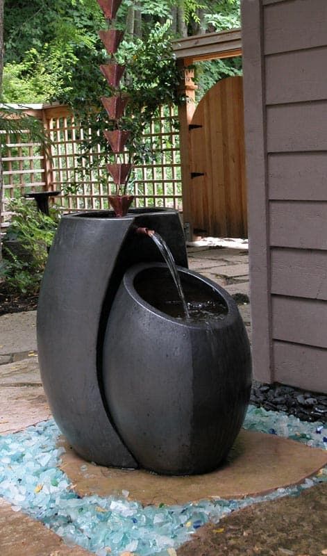 Rain chains are a great alternative to downspouts that provide drainage but look more like a water feature. Find out how to install them, the basins used to catch the rain and lots of other rain chain garden ideas. #fromhousetohome #rainchains #gardeningtips #gardenideas Modern Japanese Garden Landscapes, Rain Chain Garden, Rain Garden Design, Modern Japanese Garden, Diy Water Feature, Japanese Garden Landscape, Pergola Diy, Air Mancur, Modern Front Yard