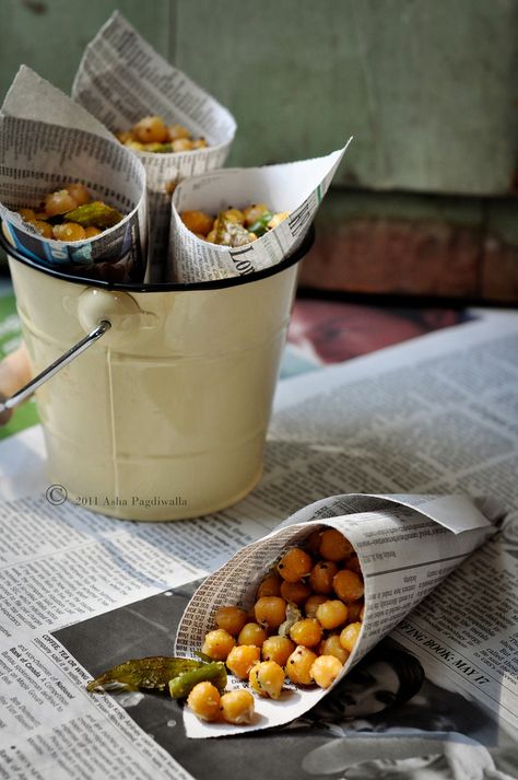 Chana - Indian street food. Chickpeas cooked with chillies, masala, lemon juice etc! Kitchenaid Recipes, Desi Street Food, Aloo Gobi, Vindaloo, Indian Street, Best Street Food, India Food, Indian Street Food, Indian Snacks