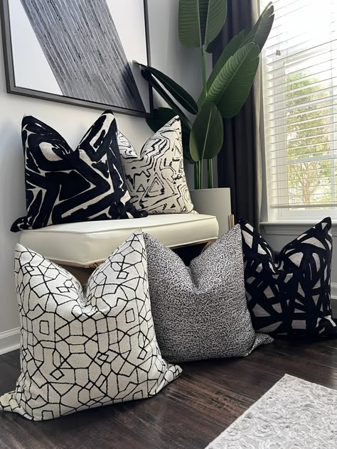 interiorbyashleighp– The Ashleigh P. Collection Black White Cushions, Grey Pillow Art, Black And Gray Home, Plant Table Decor, Black And White Cushions, Sofa Pillows Arrangement, Black And White Pillows, Living Room Decor Inspiration, Dining Room Table Decor