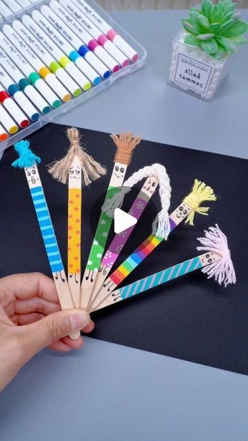 Popsicle Stick Bookmarks Diy, Glue Stick Art, Ice Cream Stick Craft For Teachers Day, Ice Cream Stick Crafts For Kids, Book Marks For Kids, Popsicle Bookmarks Diy, Ice Cream Stick Bookmark, Art And Craft Use Ice Cream Stick, Popsicle Stick Bookmarks