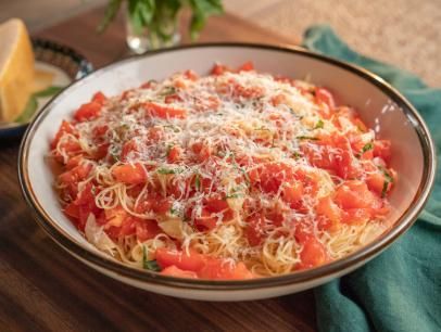 Fresh Tomato Sauce Recipe, Fresh Tomato Pasta, Olive Sauce, Pasta Meals, Easy Summer Dinners, Fresh Tomato Sauce, Valerie Bertinelli, Angel Hair Pasta, Tomato Sauce Recipe