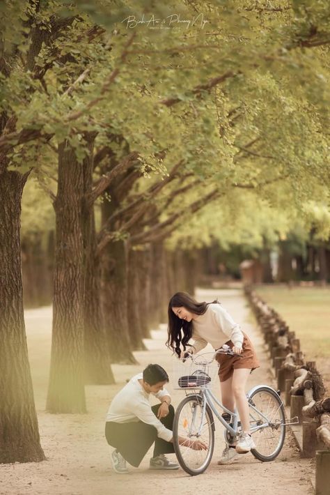 Outdoor Prenup Shoot, Bike Pre Wedding Shoot, Korean Prewedding Photography Casual, Prewedding Vespa, Pre Wedding Shoot Ideas In Park, Ide Prewedding, Korean Prenup Photoshoot Ideas Garden, Prenup Theme, Pre Nup Photoshoot