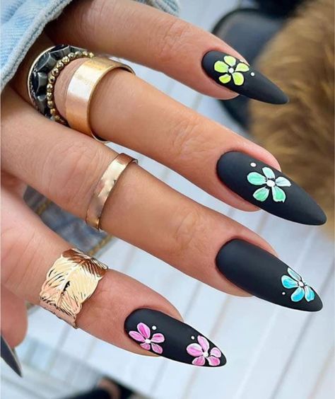 End Of Summer Nails Ideas, End Of Summer Nails, Thanksgiving Nails Design, Nails Design Fall, Thanksgiving Nail Ideas, Thanksgiving Nails Design Fall, White Lace Nails, Elegant Thanksgiving, Gucci Nails