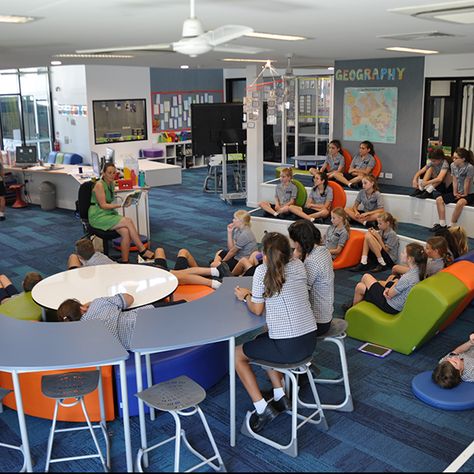 Once teaching staff at Australia's Cathedral School in Townsville agreed on what their philosophy of a flexible learning space actually was, they were ready to start planning their move to collaborative teaching in their new environment. In-built tiered seating with colourful Akiako Splats, high Quarter circle tables create an open presentation space for large group work. Discover more about this incredible school and their move to team-teaching. Flexible Learning Spaces, 21st Century Classroom Design, Circle Tables, Collaborative Teaching, Collaborative Learning Spaces, Australia School, Flexible Seating Classroom, Team Teaching, School Library Design