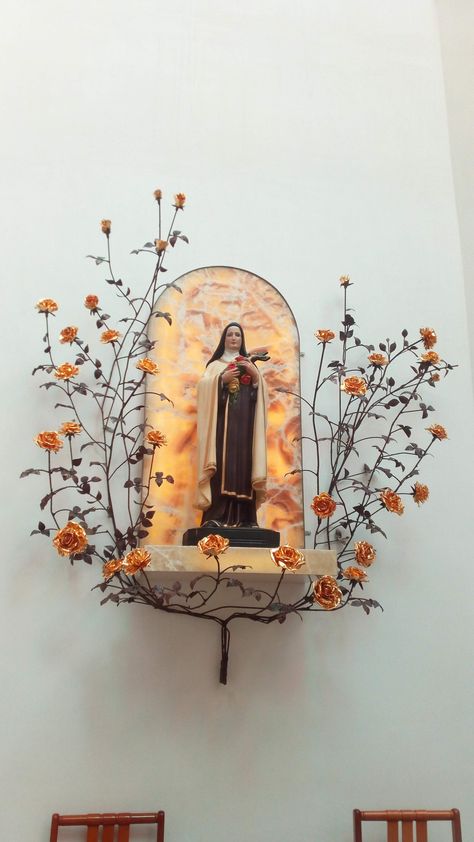 Santa Terezinha Home Altar Catholic, Catholic Aesthetic, Catholic Wallpaper, Catholic Altar, Altar Design, Catholic Decor, Prayer Corner, Catholic Crafts, Virgin Mary Statue