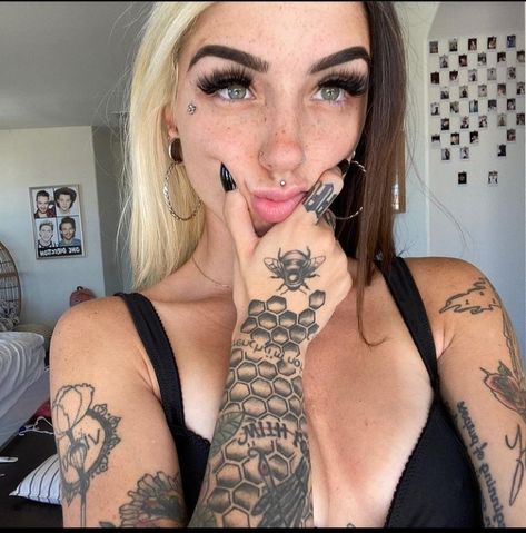 Cruella Morgan, Tattoed Women, Hot Tattoos, Dress Hairstyles, Tattoo Models, Bras And Panties, Transformation Body, Beautiful Tattoos, Girl Tattoos