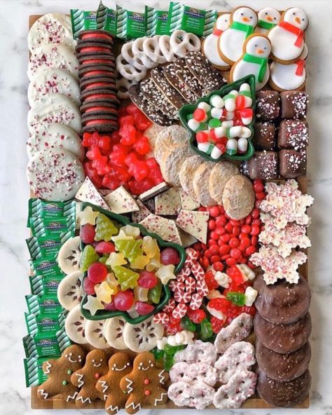 Candy Charcuterie, Christmas Party Ideas For Teens, Christmas Party Ideas, Christmas Platter, Charcuterie Inspiration, Party Food Platters, Charcuterie And Cheese Board, Christmas Brunch, Christmas Party Food