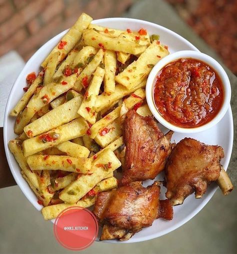 698 Likes, 5 Comments - NaijReview-reviews & more 💯🇳🇬 (@naijreview) on Instagram: “Chunky Yam Chips x Fried Turkey x Sauce via @nks_kitchen 🔥 ⚪⚫ ⚫⚪ 👉FOR ADVERTS AND PROMOTION SEND A…” Yam Chips, Fried Yam, African Recipes Nigerian Food, African Cooking, Fried Turkey, Food Tech, Nigerian Food, Brunch Dishes, Healthy Lifestyle Food