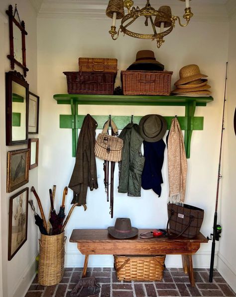 Small Entry Mudroom Ideas, Small Vestibule Ideas, Small Boot Room, Small Space Entryway, Cozy Hallway, Small Foyer Ideas Entryway, Magical Bookstore, Cottage Foyer, Small Foyer Ideas