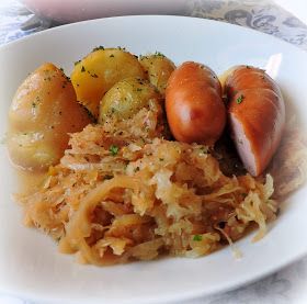 Bavarian Sauerkraut Recipe, Sauerkraut Dinner, German Recipes Dessert, German Sauerkraut Recipe, Cultural Recipes, Sausage Sauerkraut, German Food Authentic, Sauerkraut Recipe, German Sausage