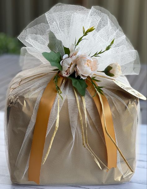 Gift wrapping Wedding Shower Wrapping Ideas, Bridal Gift Wrapping Ideas Creative, Wedding Gift Wrap Ideas, Wedding Shower Gift Wrapping Ideas, Bridal Shower Gift Wrapping Ideas, Pretty Gift Wrapping Ideas, Indian Wedding Gifts, Gift Tissue Paper, Christmas Bows Diy