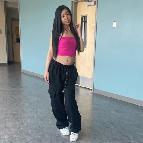 Sweatpants Outfit Latina, Black Pro Club Sweats Outfit, Latina Back To School Outfits, Pro Club Fits, Pro Club Sweats, Pro Club Outfits, Latinas Outfits, Chicana Style Outfits, Latina Outfits