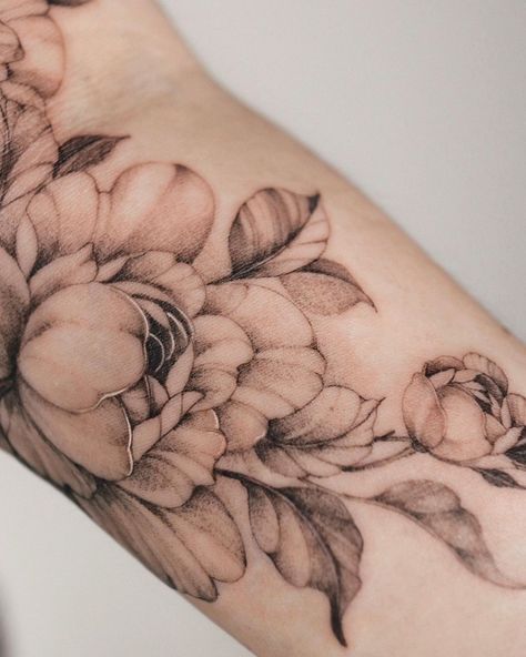 Tattoos Back Of Arm, Tattoo Wreath, Age Quotes, Wreath Tattoo, Sketch Creative, Back Of Arm Tattoo, Peony Tattoo, Flower Wrist Tattoos, Creative Tattoo