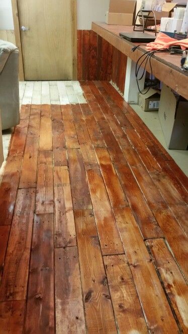 Pallet floor Pallet Board Flooring, Pallet Flooring Indoor, Pallet Hacks, Wood Pallet Flooring, Pallet Headboards, Wall Headboard Ideas, Plywood Headboard, End Grain Flooring, Pallet Floors