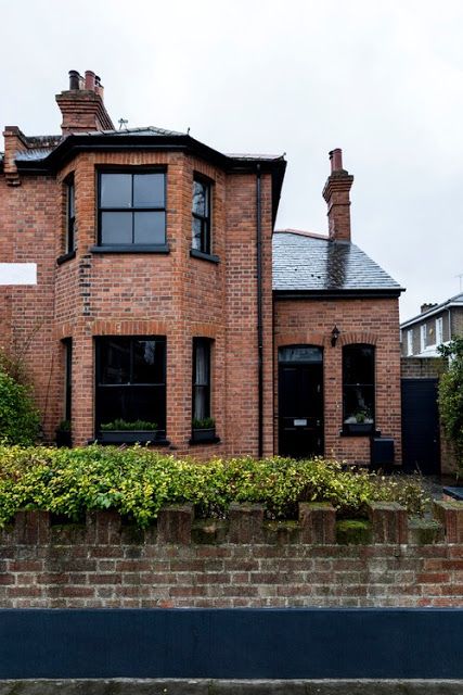 RED BRICK HOUSES WITH BLACK TRIM - design indulgence Brick House With Black Trim, House With Black Trim, Red Brick House Exterior, Red Brick Exteriors, Industrial Exterior, Brick Cottage, Orange Brick, Victorian Style Homes, House Trim