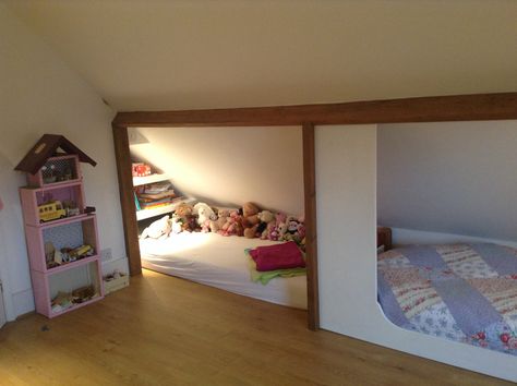 Girl bedroom in the attic, reading nook under the roof and a place for a sleepover (designed by a little bit of drama) Bedroom In The Attic, Bedroom Loft Bed, Attic Reading Nook, Nooks Ideas, Attic Bed, Rustic Bedroom Design, Attic Bedrooms, Attic Remodel, Loft Room