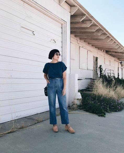 Closed-back clogs are here to stay! Fall is closing in and what time is better to wear your favorite closed-back clogs? Take a look at Brett, handcrafted high quality clogs from Sandgrens!⁠ ⁠ #handmadewithlove #handcrafted #fashion #shoes #clogs Dansko Clogs Outfit Jeans, Sandgrens Clogs Outfit, Dansko Clogs Outfit, Clog Outfit, Sandgrens Clogs, Clogs Outfit, Dansko Clogs, What Time Is, Jean Outfits