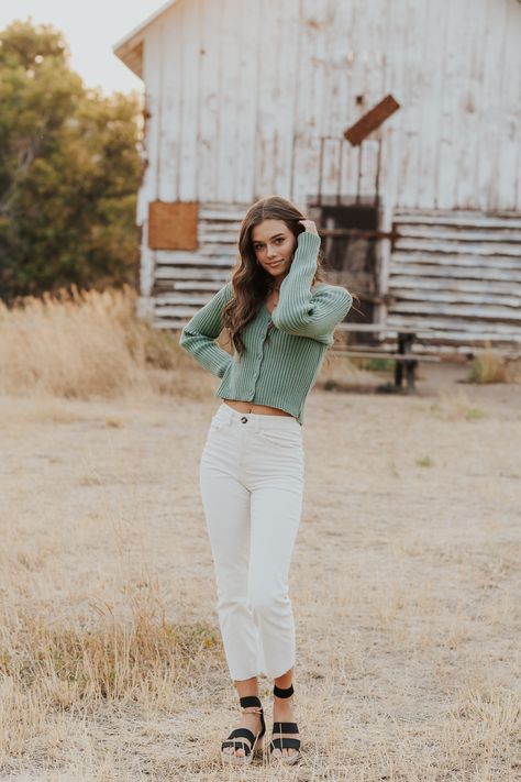 Hair Inspo Brunette, Elopment Ideas, Pose Ideas Outfit, Colorado Scenery, Portraits Poses, Family Photoshoot Poses, Ideas Photoshoot, Golden Hour Photos, Test Shoot