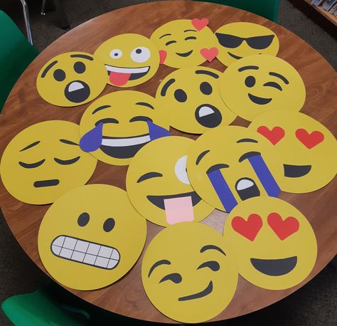 Smile Bulletin Board Ideas, Happy To See Your Face Bulletin Board, We All Smile In The Same Language Bulletin Board, Book Rainbow Bulletin Board, Emoji Bulletin Board, Staff Favorite Books Bulletin Board, Literacy Display, Library Bulletin Board, Love Of Reading