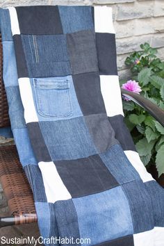 Checkered Picnic Blanket, Jean Blanket, Picnic Blanket Diy, Denim Blanket, Denim Quilts, Blue Jean Quilts, Lace Ideas, Jean Quilt, Repurposed Denim