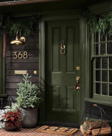 Black Homes, House Flipper, Pretty Homes, Dream Cabin, Household Plants, Casa Exterior, Green Door, The Porch, Exterior House Colors