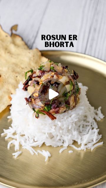 Mahima Dhoot on Instagram: "Rosun are Bhorta / Garlic Bharta 🧄 

This Bengali speciality is SO SOOO GOOD. Made from the simplest of ingredients, it is made in just 10-15 mins & tastes extremely comforting 😍 

Recipe: 
- in a pan heat mustard oil then fry 4 chillies in it, then add 5-6 garlic cloves & 1 medium onion sliced & in that oil 
- once done mash it up with some salt & lemon juice & chopped coriander (1/4 cup coriander) 
- pair with some hot rice & enjoy!! 

#bengalifood #bharta #indianfood 

Garlic bharta, rosun er bharta, Bengali food, Indian food, Indian regional recipes" Bengali Food Recipe, Bharta Recipe, Regional Recipes, Bangladeshi Food, Food Indian, Indian Rice, Bengali Food, Mustard Oil, Garlic Mashed