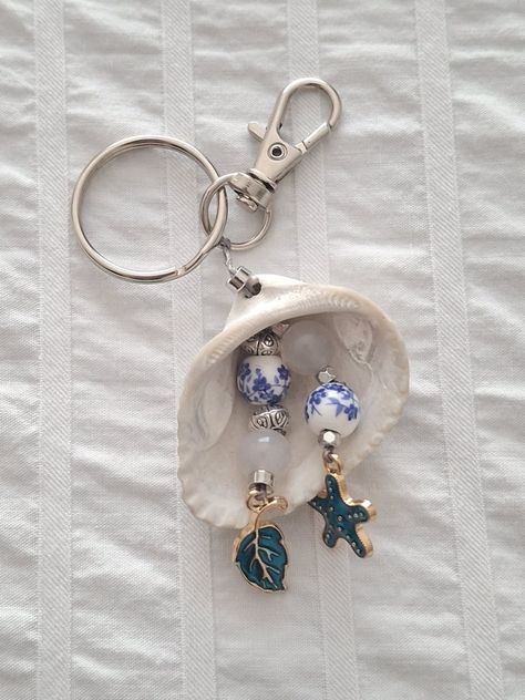 Keychain For Boys, Seashell Keychain, Little Things, Crystal Beads, Art Inspo, Keychains, Sea Shells, Tattoos, Beads