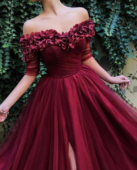 Una diseñadora crea vestidos tan hermosos que cualquier mujer podría vender su alma por uno de ellos Ruffle Tulle Dress, Robes D'occasion, Floral Prom Dresses, Prom Dresses With Pockets, Tulle Gown, Long Prom Dress, Formal Evening Dresses, Prom Party Dresses, Prom Gown