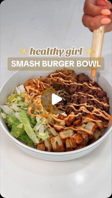 MaKayla Kim Thomas on Instagram: "It never misses 🫱🏼‍🫲🏽 quick meal prep or easy meal at home!! Happy Friday to us!! 🤪  Smash burger bowls are from my Holy Grail cookbook 💪🏼   If you’re tired of guessing, ordering out, or eating the same bland meals on repeat—check out my digital cookbooks + fitness plans 💖 makaylathomas . com  #mealprep #healthymeals #mealideas #highprotein #lowcarb #lunchideas #dinnerideas #easymeals #burgerbowl #smashburger" Smash Burger Bowl Meal Prep, Low Cal Burger Bowl, Smash Burger Bowl Recipe, Meal Prep For Body Builders Women, Hamburger Bowl Meal Prep, Smash Burger Bowl, Burger Bowls Recipe Healthy, Burger Bowl Meal Prep, Hamburger Bowls