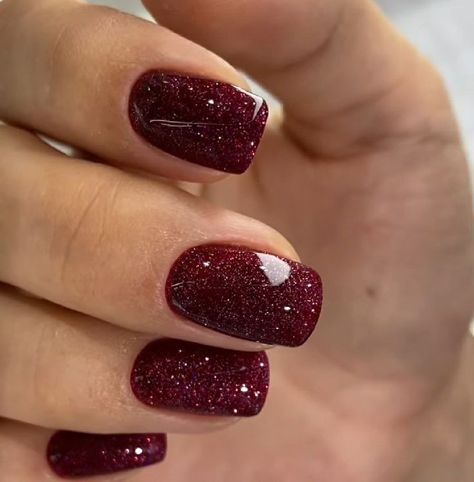 Red Sparkle Gel Nails, Julnaglar Glitter, Garnet Color Nails, Deep Red Sparkle Nails, Short Nail Designs Glitter Sparkle, Deep Red Glitter Nails, Red Sparkly Nail Designs, Red Gold Glitter Nails, Sparkly Nails Red