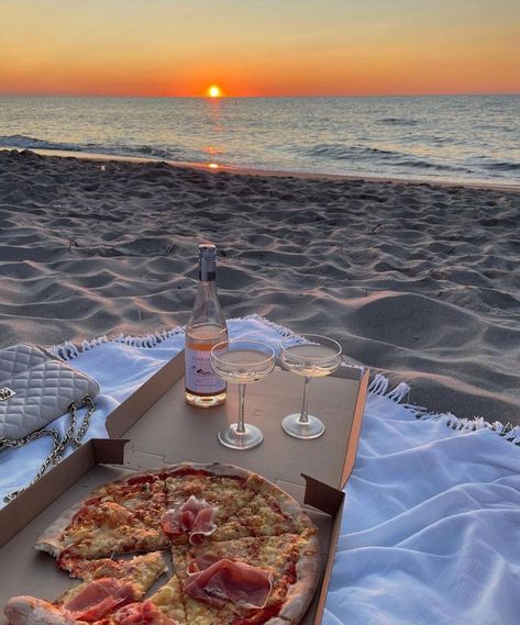 Romantic Beach Picnic, Dinner Date Aesthetic, Couples Dinner, Dream Dates, Romantic Date Night Ideas, Beach Dinner, Cute Date Ideas, Beach Date, Romantic Picnics