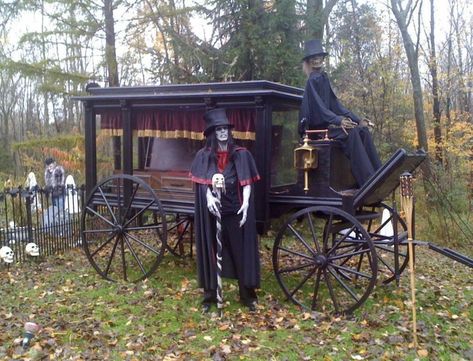 Our horse drawn hearse, my prize Halloween prop, built with Love!! Hearse Cars, Halloween Yard Props, Halloween Yard Displays, Outdoor Halloween Decor, Vampire Party, Haunted Mansion Halloween, Halloween Props Diy, Halloween Wishes, Halloween Graveyard