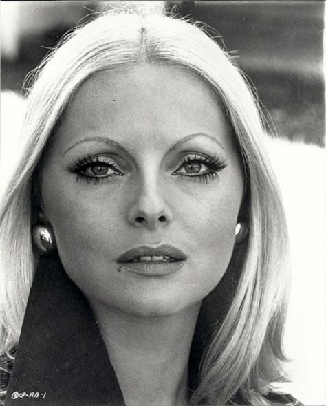 Virna Lisi, Makeup Boutique, 1960s Hair, Seductive Style, 60s Women, Sofia Loren, Beauty Mark, Italian Beauty, Italian Actress