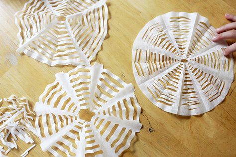 Coffee Filters Spider webs Spider Web Craft, Coffee Filter Crafts, Fun Halloween Crafts, Kid Projects, Easy Halloween Crafts, Halloween Spider Web, Fall Crafts For Kids, Halloween Diy Crafts, Autumn Crafts