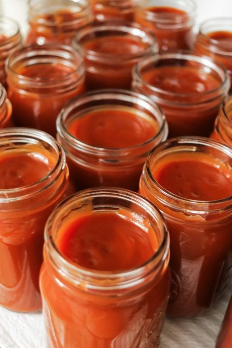 Fresh homemade ketchup in mason jars. Canning Guide, Recipe Using Tomatoes, Homemade Ketchup Recipes, Marinara Recipe, Ketchup Recipe, Types Of Tomatoes, Garden Tomatoes, Homemade Ketchup, Homemade Marinara