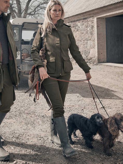 SEELAND Jacket - Ladies Woodcock Advanced - Shaded Olive The SEELAND Woodcock Advanced for Women is a classic shooting jacket with a twist. The jacket has a feminine cut and is designed in the traditional English game-shooting style. It is made from stretch material, meaning that you can readily take your aim at even the most difficult birds. Although featuring a traditional and stylish outer, the Woodcock Advanced jacket for Women is a modern garment with its windproof and waterproof membrane t Rugged Style Vintage, English Country Outfits Women, English Country Style Outfits, Country Outfits Women, British Country Style, Horse Riding Boots, Country Attire, British Country, Women's Shooting