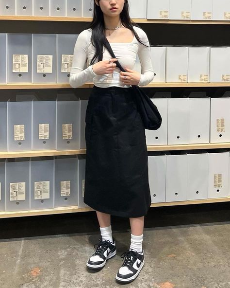 Korean Skirt Outfits, Tracy Sohn, Cargo Skirt Outfit, Causual Outfits, Cargo Skirt, Casual Chic Outfit, Modest Fashion Outfits, Skirt Outfit, Girls Fashion Clothes