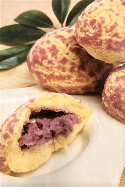 These Baked Taro Buns Have a Crispy Dough Wrapping, but a Soft and Creamy Filling Texture. With a Faint Milky Fragrance, Their Cooking Method is Very Similar to That of Pineapple Buns. The Main Distinction is in the Color of the Buns, with the Taro Giving a Pinkish-Purple Hue. Taro Bun, Taro Buns, Chinese Bread, Taro Recipes, Pineapple Buns, Asian Treats, Pineapple Bun, Sweet Buns, French Press Coffee Maker