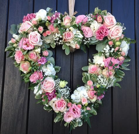 Just gorgeous <3 Heart Shape Wreath Ideas, Heart Shaped Floral Arrangement, Wedding Wreaths For Door, Heart Shaped Flower Arrangement, Heart Door Wreath, Wreath Template, Rose Wreaths, Heart Shaped Wreath, Floral Door Wreaths