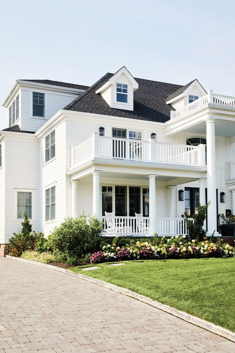 After the original home on this Spring Lake, New Jersey, site burned down, the owner hired architect Richard Graham and designer Joan Enger to rebuild the structure. From the outside, the new house looks much the same with a white hue and colonial style. New Jersey Beach House, New Jersey Beach, Nyc Townhouse, White Colonial, New Jersey Beaches, Jersey Beach, Lake Beach, Spring Lake, Luxe Interiors