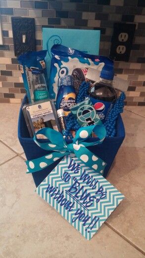 Moving away gift "we will be BLUE without you!!! By Hailey Roberts Birthday 20, Blue Basket, Boyfriend Gift Basket, Goodbye Gifts, Creation Art, Moving Gifts, Cute Birthday Gift, Farewell Gifts, Women Birthday