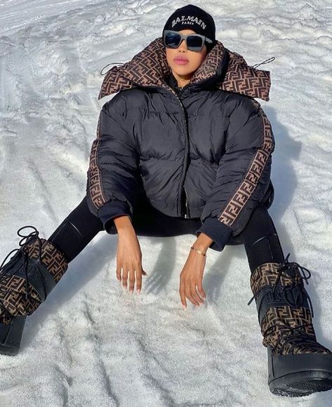 Snow Outfits For Women, Ski Fits, Ski Outfits, Healthy School, Snow Wear, Ski Outfit, Snow Outfit, Model Street Style, Duck Down Jacket