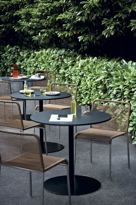 Cafe Chairs And Tables, Kursi Outdoor, Chaise Restaurant, Outdoor Restaurant Design, Italian Furniture Brands, Cafe Seating, Outdoor Furniture Chairs, Chairs And Tables, Table Bistrot