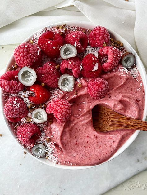 Red Smoothie Bowl - The Hint of Rosemary Smoothie Bowl Base, Holiday Smoothies, Smoothie Bowl Toppings, Smoothie Bowl Ingredients, Berry Smoothie Bowl, Smoothie Bowl Recipe Healthy, Red Smoothie, Smoothie Bowl Healthy, Smoothie Drink Recipes