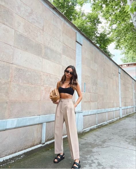 Summer trendy style Dad Sandals, Look Office, Sandals Outfit, Causal Outfits, Sport Bra, Outfit Goals, Mode Inspiration, Spring Summer Outfits, How To Style