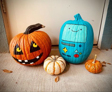 BMO and a faux jack-o'-lantern. Adventure Time Pumpkin Painting, Anime Pumpkin Painting, Adventure Time Pumpkin, Disney Pumpkin Painting, Halloween Pumpkin Crafts, Autumn Craft, Disney Pumpkin, Halloween Time, Pumpkin Halloween Decorations