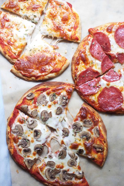 Five Minute Pita Pizzas Pita Bread Pizza, Pita Pizza, Easy Dinner Options, Pita Pizzas, Pizza Snacks, Pizza Ingredients, Easy Pizza, Food Heaven, Pita Bread