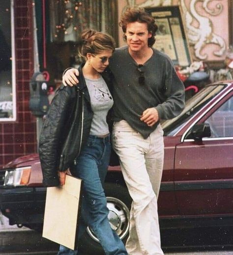 Tate Donovan, Jennifer Aniston 90s, 90s Street Style, Rachel Green Outfits, 90’s Outfits, Jennifer Aniston Style, Jenifer Aniston, Jen Aniston, 90s Inspired Outfits