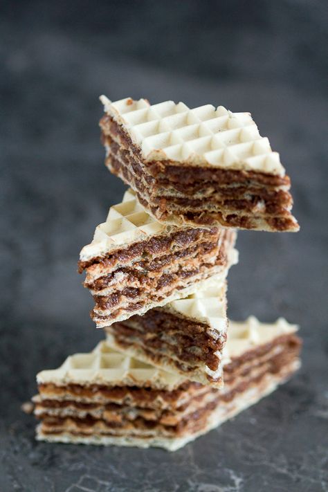 Balkan no bake wafer cake with a nuts, butter and chocolate filling. Crunchy on the outside, but oh-so-soft on the inside. Wafer Cake, Chocolate Wafer, Chocolate Wafer Cookies, Vegetarian Bake, Serbian Recipes, Leftover Cake, Croatian Recipes, Wafer Cookies, Hungarian Recipes