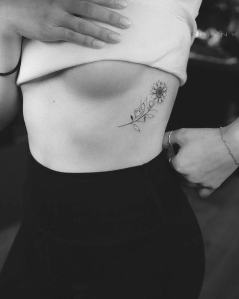 Brust Tattoo Frau, Sunflower Tattoo Shoulder, Cowgirl Tattoos, Sunflower Tattoo Small, Rib Tattoos For Women, Small Shoulder Tattoos, Ribcage Tattoo, Hip Tattoos Women, Petite Tattoos